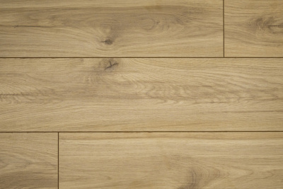 Замковый ламинат 100% натуральный, состоит из осины и березы 50/50, толщина 8 мм., водостойкий (72 часа защиты от воды), 34 класс износостойкости/AC6, ударопрочный. Структура D глубокие поры